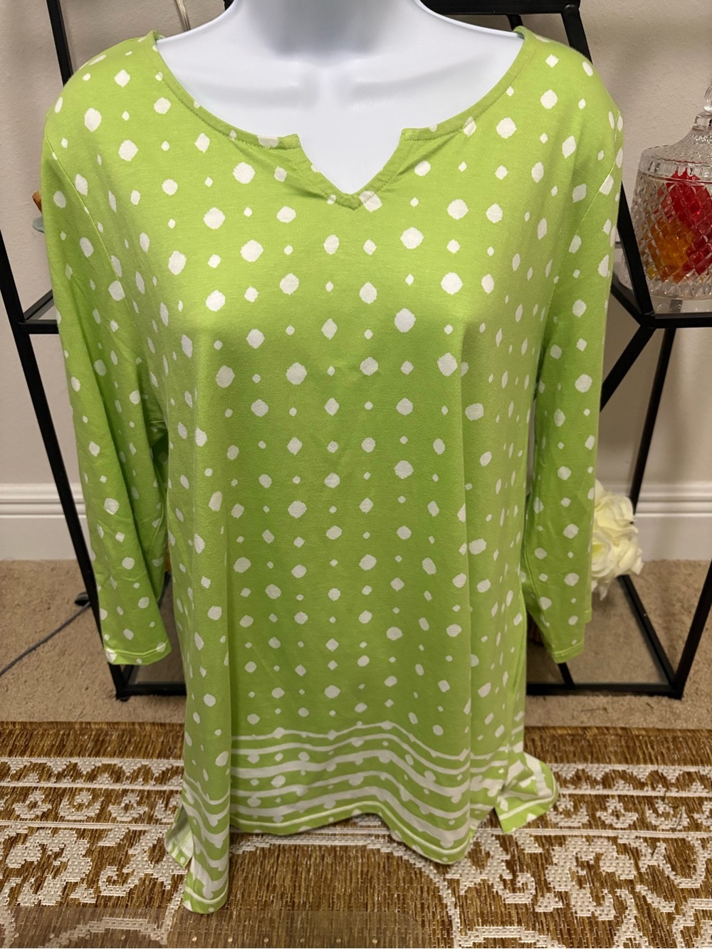 Chico's women short sleeve V-neck short sleeve t-shirt green white polka dot 2/L